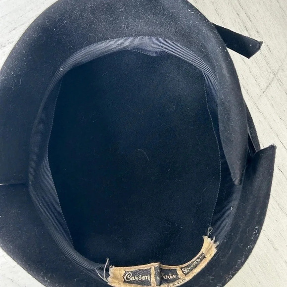 1950's Vintage Velvet Black Hat from Carson Pirie Scott & Co - Picture 6 of 7